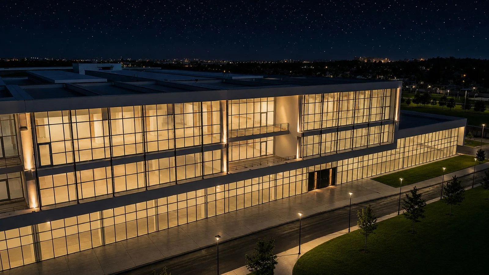 Hospital Nodal — Fachada iluminada