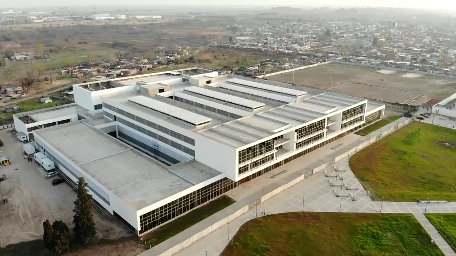 Hospital Nodal — Vista aérea diurna extraída del video