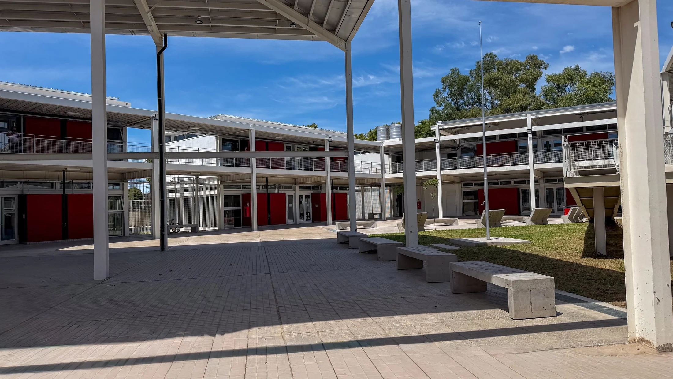 Escuela Técnica N.º 392 — Patio contemporáneo